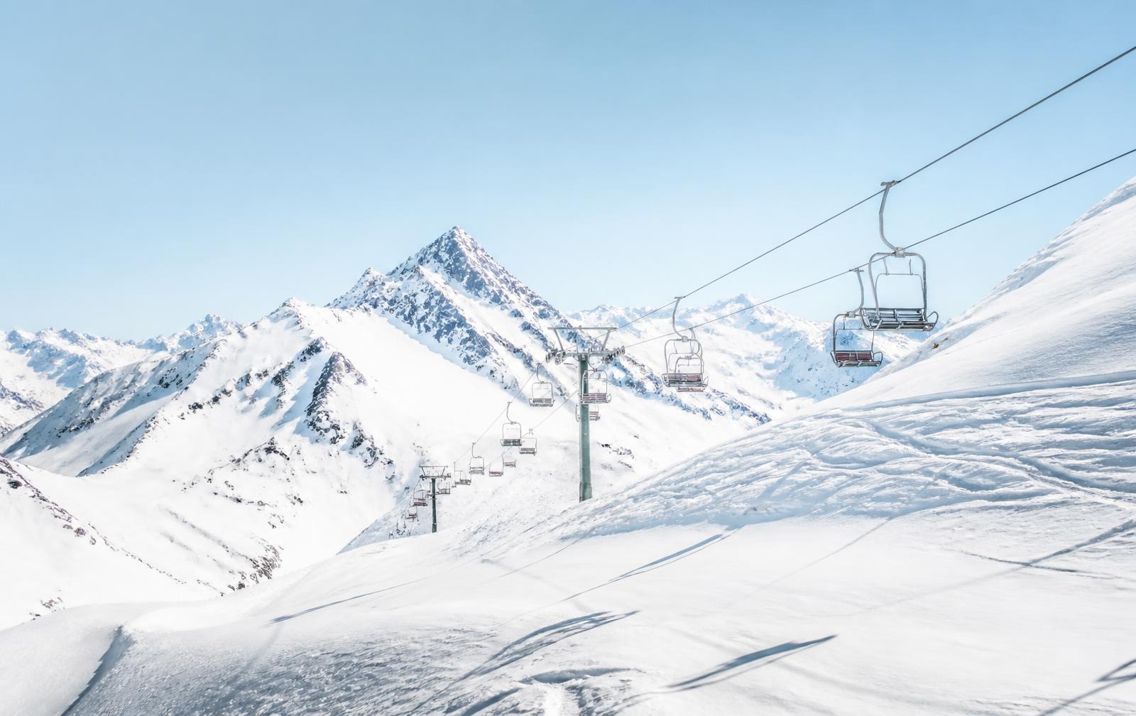 Pistas nevadas y telesillas en un resort de ski alpino a mediodía
